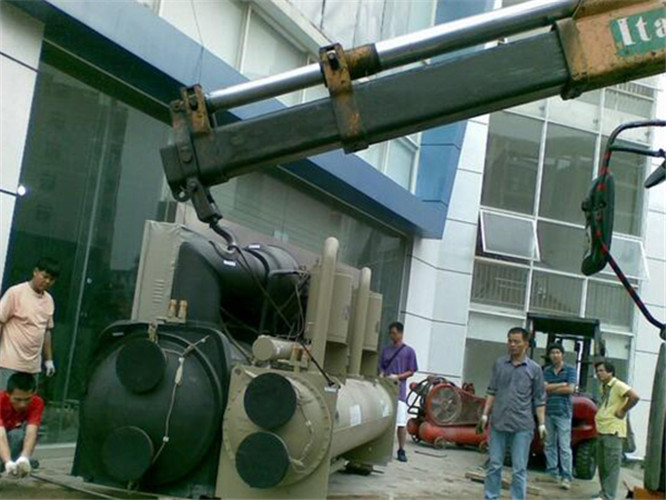 海勃湾区随车吊和汽车吊的核心区别是什么？哪种更省钱？