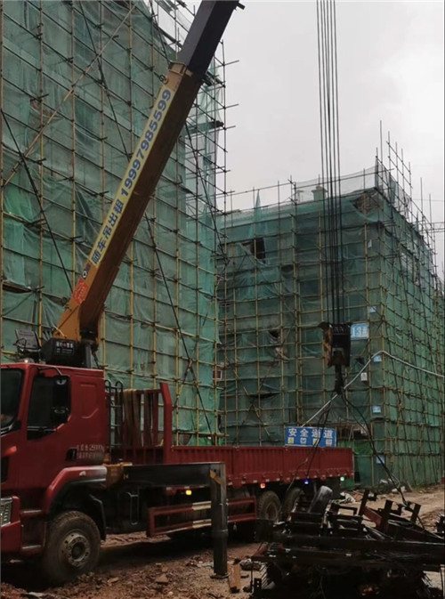 海勃湾区“慢工细活”—— 吊车的 “微动控制” 技术